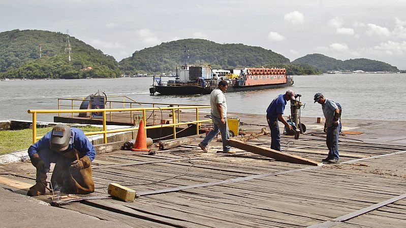 Os reparos emergenciais na estrutura das pontes flutuantes do ferryboat começaram nesta sexta-feira (1) | Daniel Castellano/Gazeta do Povo
