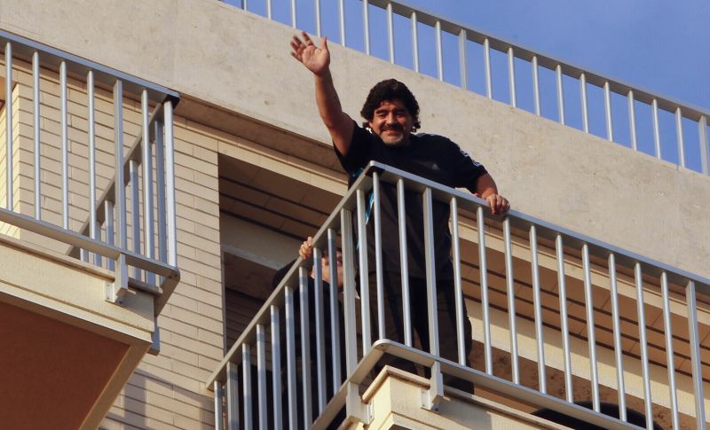 Maradona acena para os fãs em Nápoles | Reuters