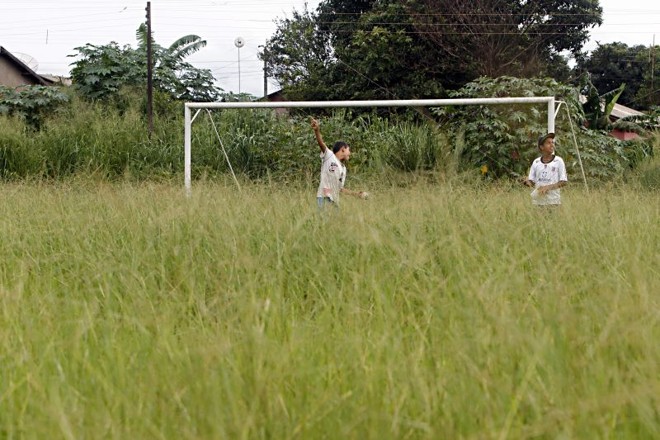 O gramado principal da Vila Olímpica virou um matagal onde só é possível empinar pipa |