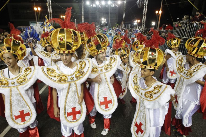 A Internautas levou cerca de 200 integrantes para a avenida | Antonio More/Gazeta do Povo