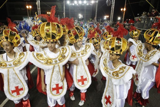 A Internautas levou cerca de 200 integrantes para a avenida |