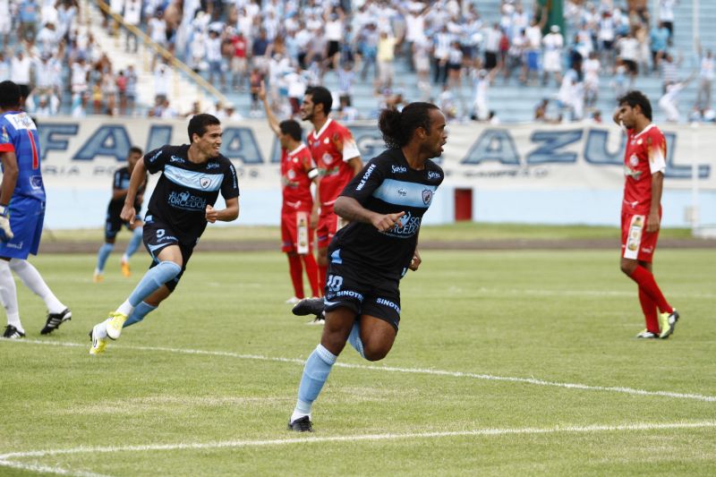 Celsinho abriu o placar para o Londrina na vitória sobre o Paranavaí | Roberto Custódio / Gazeta do Povo