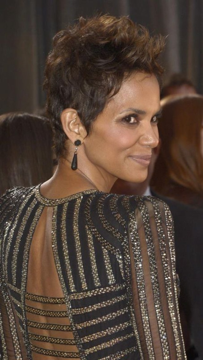 Atriz Halle Berry no tapete vermelho | 