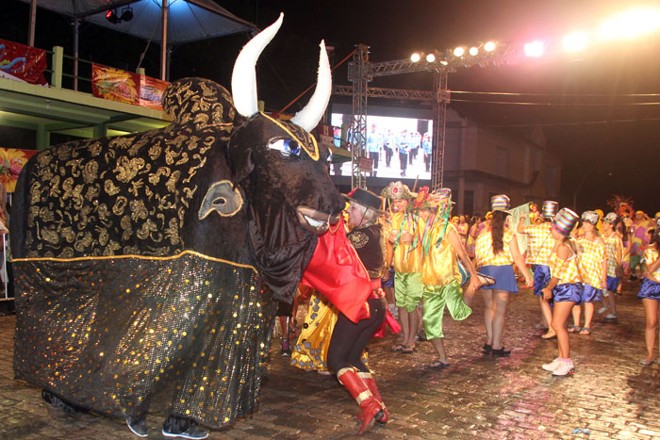 Blocos folclóricos desfilaram no segundo dia de folia em Antonina |