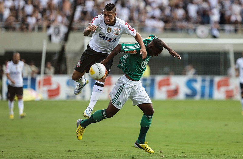 Guerrero, do Corinthians, e Patrick Vieira, do Palmeiras, disputam bola no alto: clássico paulista terminou com empate | William Volcov / Folhapress