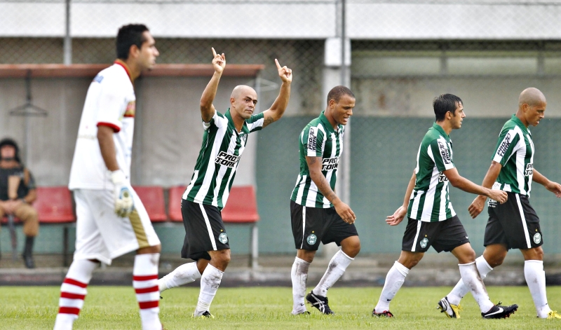 Um dois, três, quatro... Julio César, Patric, Robinho e Alex (da esq. para a dir.) comemoram um dos quatro gols do artilheiro da tarde | Daniel Castellano/ Gazeta do Povo
