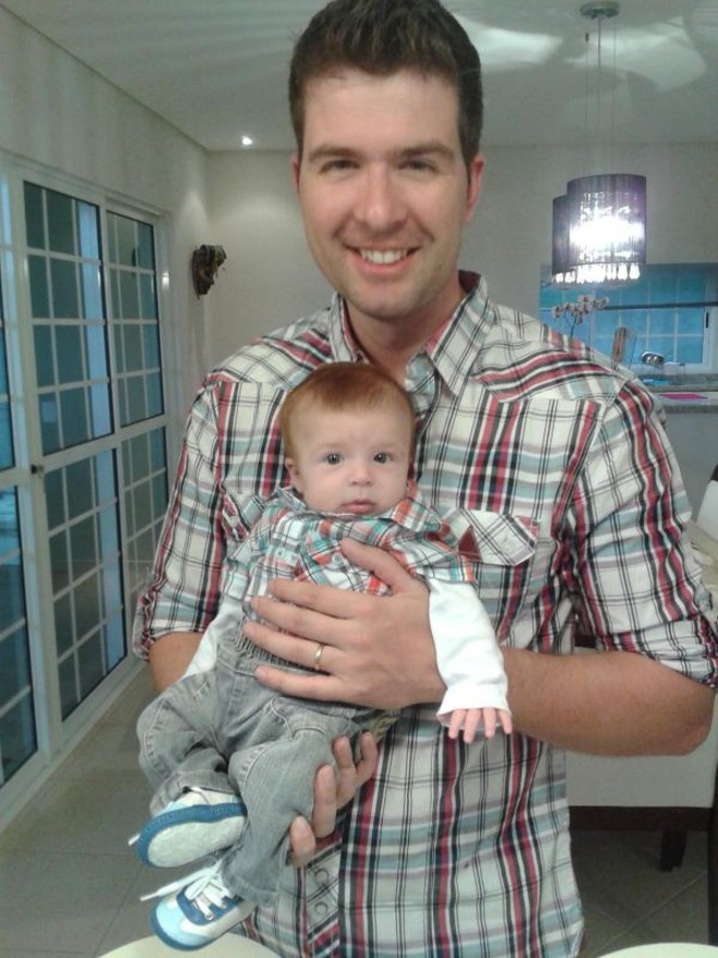 O fotógrafo Rafael Danielewicz com o primogênito David, de 2 meses, ambos fotografados pela mamãe estreante Danielle Sommer | 