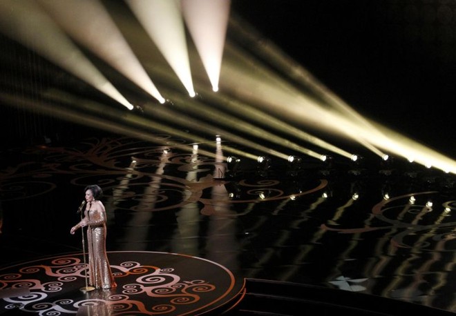 Shirley Bassey cantou Goldfinger durante homenagem a James Bond | 