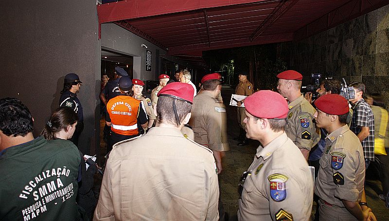 A fiscalização em bares e casas noturnas de Curitiba começou na quinta-feira (31) | Hugo Harada/Gazeta do Povo