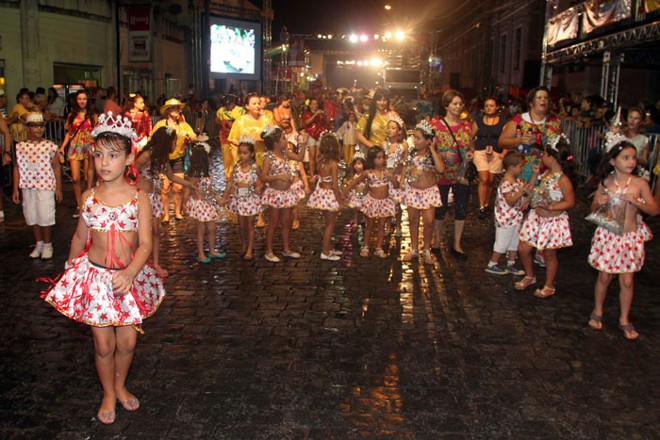 Blocos folclóricos desfilaram no segundo dia de folia em Antonina |