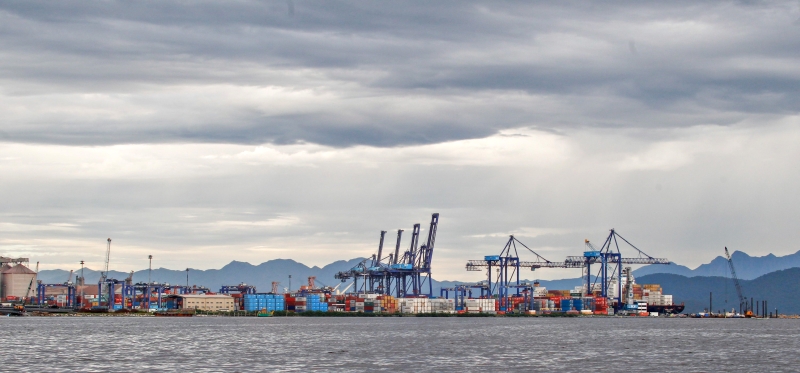 Vista do porto de Paranaguá, principal ponto de embarque das exportações paranaenses: queda nas vendas do complexo soja foram decisivas para o resultado ruim de janeiro | Daniel Castellano / Gazeta do Povo