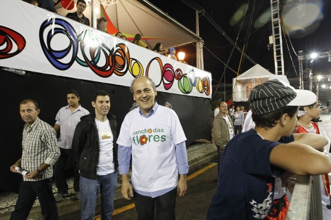 O prefeito Gustavo Fruet durante o desfile do Rancho das Flores |