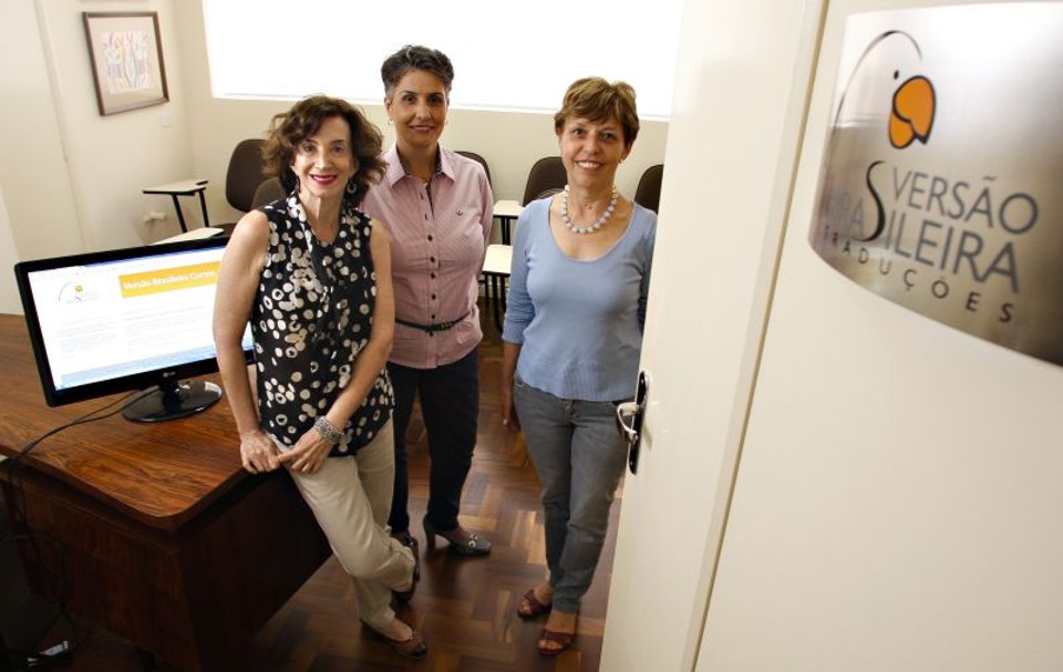 Tradutores e intérpretes de agenda lotada Peggy Distefano, Raquel Schaitza e Eliana Stabile, donas da Versão Brasileira Traduções, em Curitiba | Hugo Harada/ Gazeta do Povo
