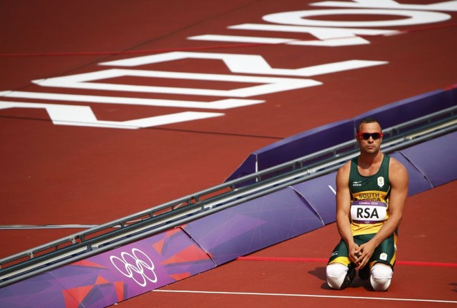 Oscar Pistorius ficou desolado com a eliminação na pista, revertida minutos depois | 