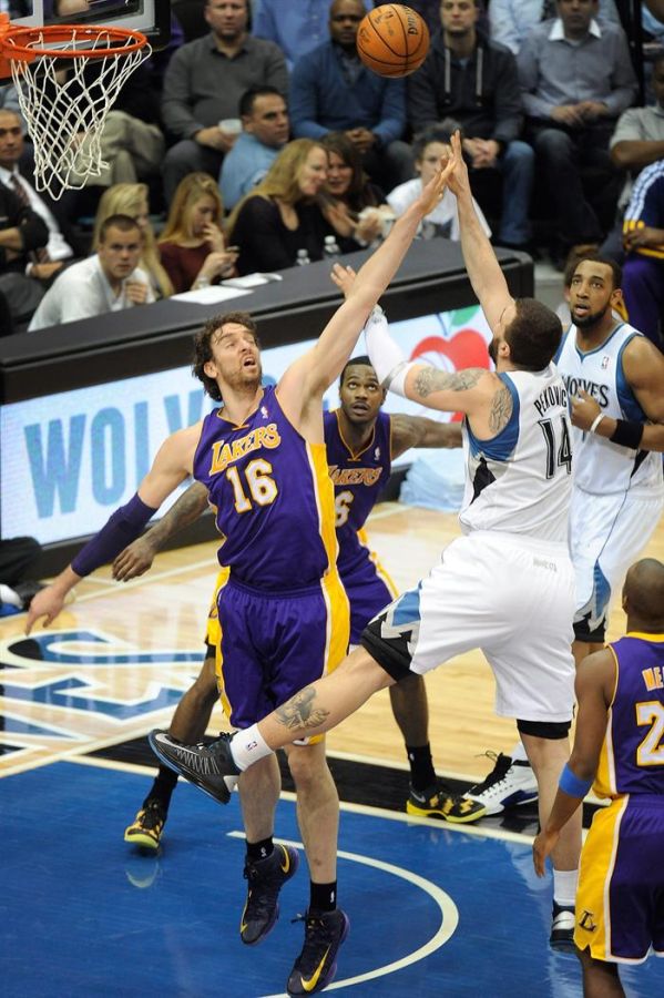 Jogador do Timberwolves, Nikola Pkovic (à direita) e Pau Gasol dos Los Lakers | EFE/CRAIG LASSIG