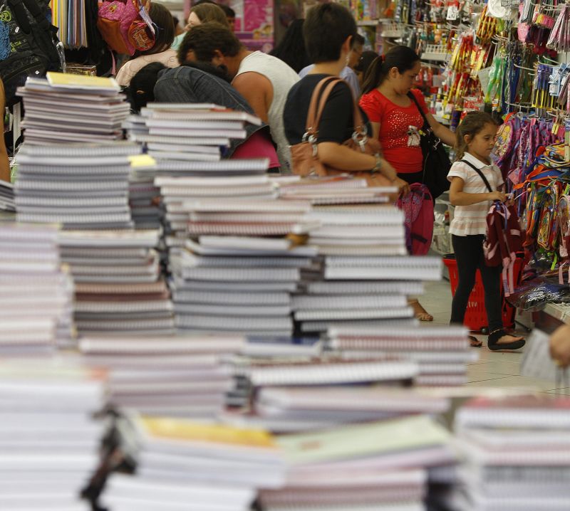 Com o aumento do custo das mensalidades e do material escolar, educação está pesando mais no orcaçamento das famílias | Jonathan Campos/ Gazeta do Povo