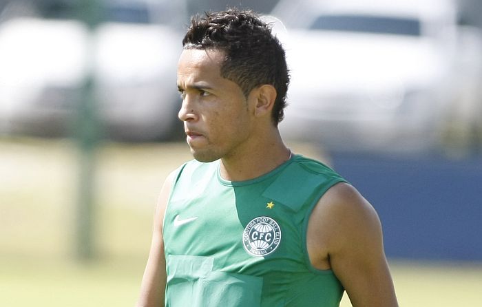 Rafinha não treinou novamente nesta sexta-feira e viu diminuírem suas chances de jogar em Londrina | Henry Milléo / Gazeta do Povo