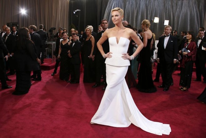 Atriz Charlize Theron e seu vestido Dior | 