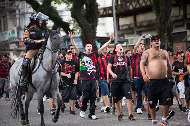 Torcida atleticana a caminho do Couto Pereira para o clássico |