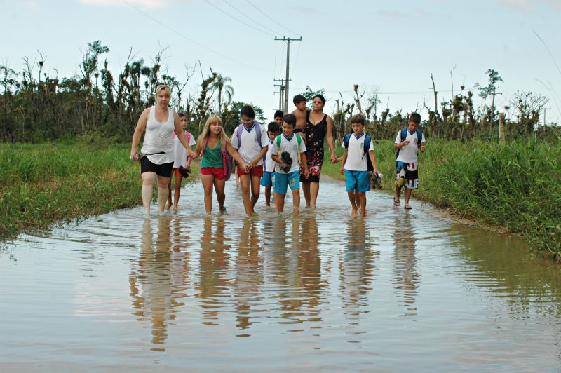 Périplo diário: para ir à escola, crianças e adultos enfrentam sete quilômetros de obstáculos e estão expostas à doenças. Ônibus escolares não têm acesso ao local | Oswaldo Eustaquio/ Gazeta do Povo