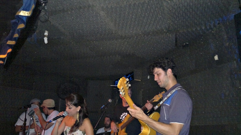 Em apenas uma casa foi encontrada espuma no teto: material é altamente inflamável | Hugo Harada/ Gazeta do Povo