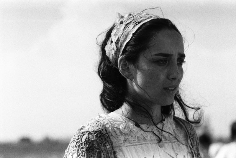 Nessa fase da vida, as transformações físicas são sutis. O que muda são os traços da pele. Eu não poderia fazer isso na interpretação. Teria de ser uma coisa sugerida. Assim, eu e o Eduardo [Nunes, diretor] fomos trabalhando com essas dúvidas e questionamentos, e assim nasceu a Clarice. -Simone Spoladore, atriz | Emanuelle Bernard/Divulgação