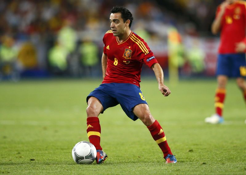 Craque espanhol Xavi está preocupado com atuação de uruguaio Suárez na partida deste domingo (16) | Reuters