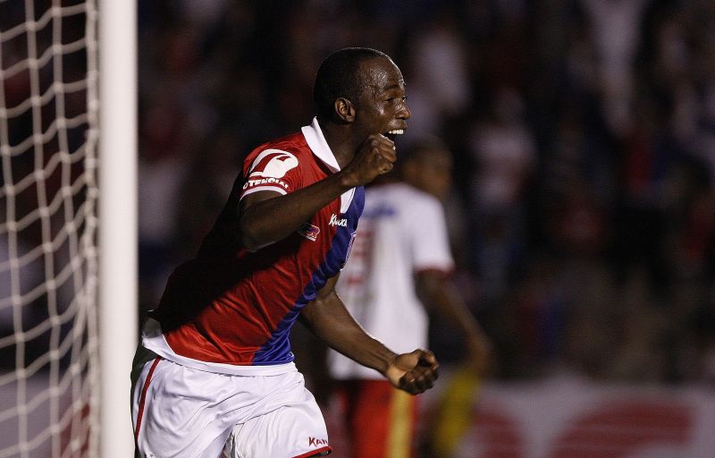 O volante Zé Luis marcou o gol da vitória paranista ontem na Vila Capanema, o que deixou o Tricolor de volta empatado com os primeiros colocados | Hugo Harada/Gazeta do Povo