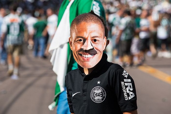 Torcedor do Coritiba com a máscara de Alex |