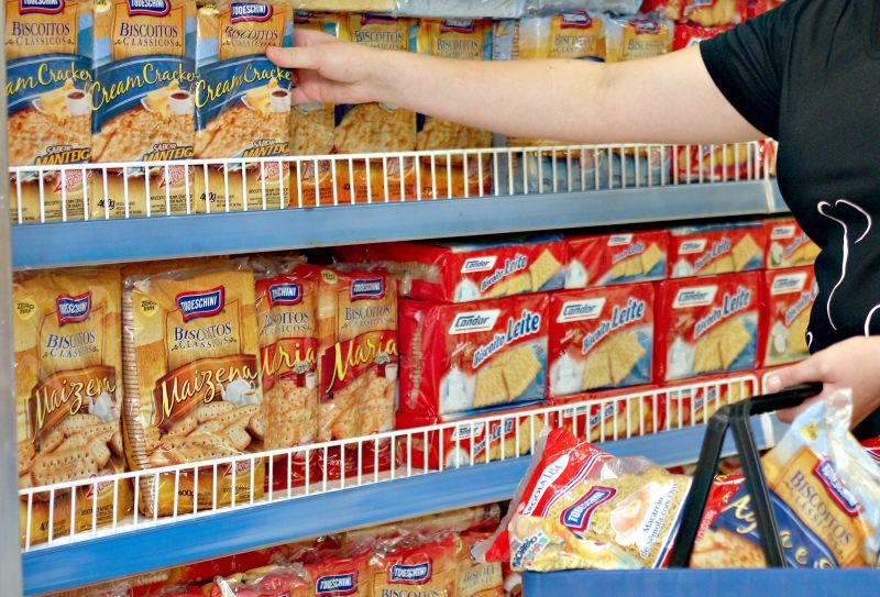 Produtos da Todeschini ainda lotam prateleiras. Fábrica está fechada desde 22 dezembro | Walter Alves/Gazeta do Povo