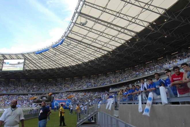 Torcedores da Raposa acompanham o primeiro jogo do estádio da Copa |