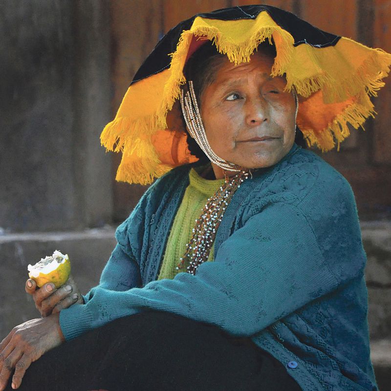 Senhora descansa em Marcapata, distrito do Peru | Leonardo Régnier / Divulgação