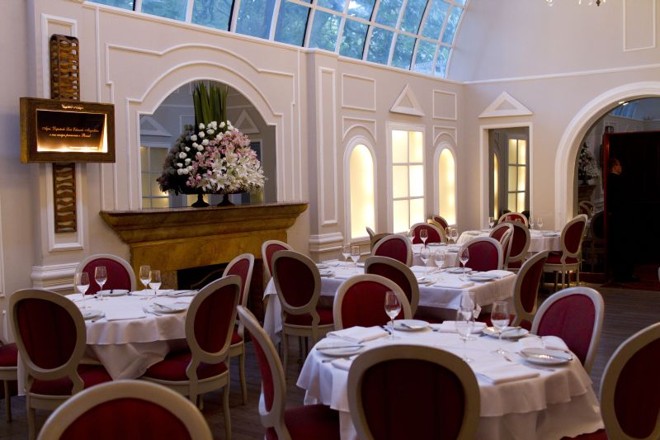 Sala principal do Restaurante Piantella. Na parede, a placa em homenagem ao ex-deputado e ex-presidente da Câmara Luis Eduardo Magalhães, já falecido, que costumava frequentar o restaurante | 