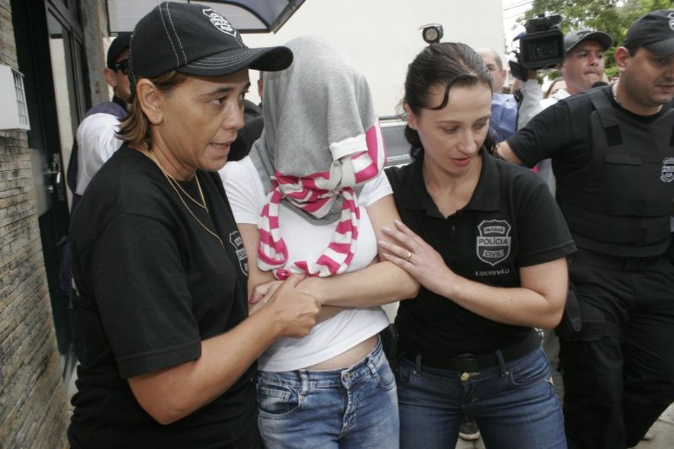 A médica Maria Israela Cortez Boccato chega ao Nucrisa acompanhada de policiais na manhã deste sábado | Átila Alberti / Tribuna do Paraná
