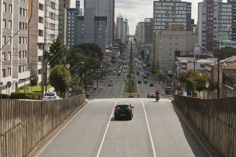A Av. Visconde de Guarapuava na semana antes do carnaval... | Marcelo Andrade/ Gazeta do Povo