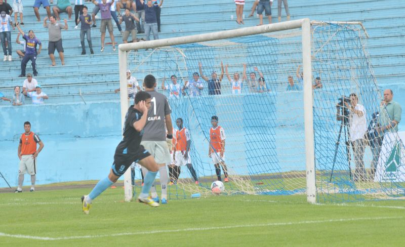 Neílson comemora o segundo gol do Londrina diante do Atlético | Carllos Bozelli / Jornal de Londrina