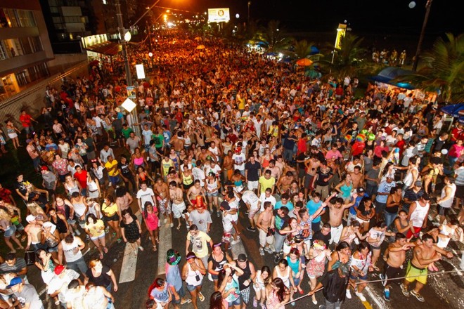 Milhares de foliões acompanharam o trio elétrico |