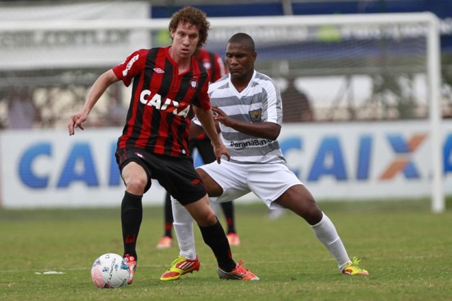 Renan Foguinho com o domínio da bola |