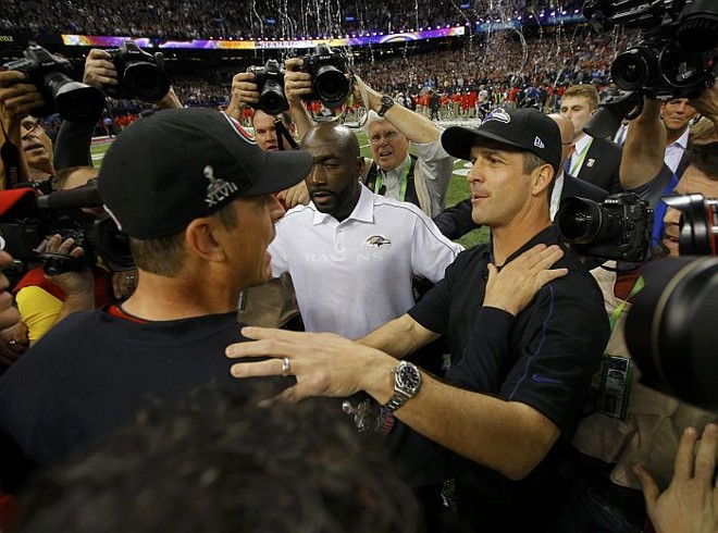 Jim Harbaugh (esquerda), técnico do 49ers, cumprimenta o irmão John Harbaugh, técnico do campeão Ravens |