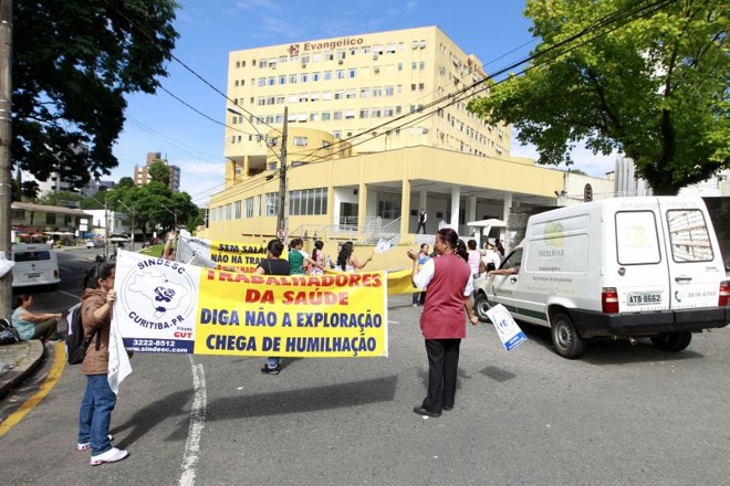Funcionários do Evangélico fazem protesto, no Bigorrilho, nesta sexta-feira | Antônio More / Agência de Notícias Gazeta do Povo