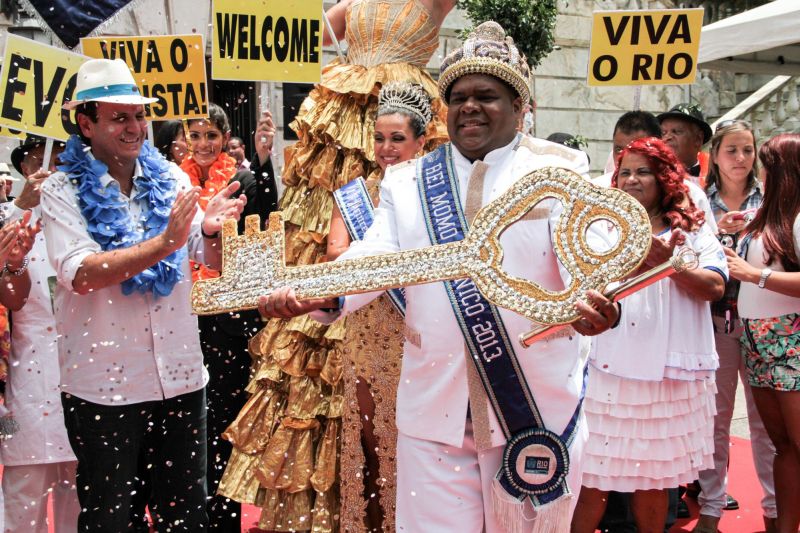 O prefeito do Rio, Eduardo Paes, entregou a chave da cidade para a corte real na manhã de ontem: carnaval milionário | Nastor Beremblum/ Folhapress