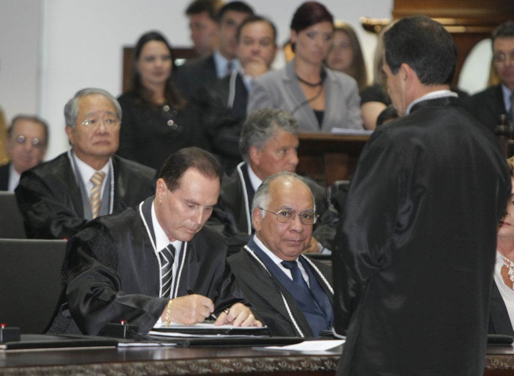 Clayton Coutinho de Camargo assina o termo de posse | Ivonaldo Alexandre/Agência de Notícias Gazeta do Povo