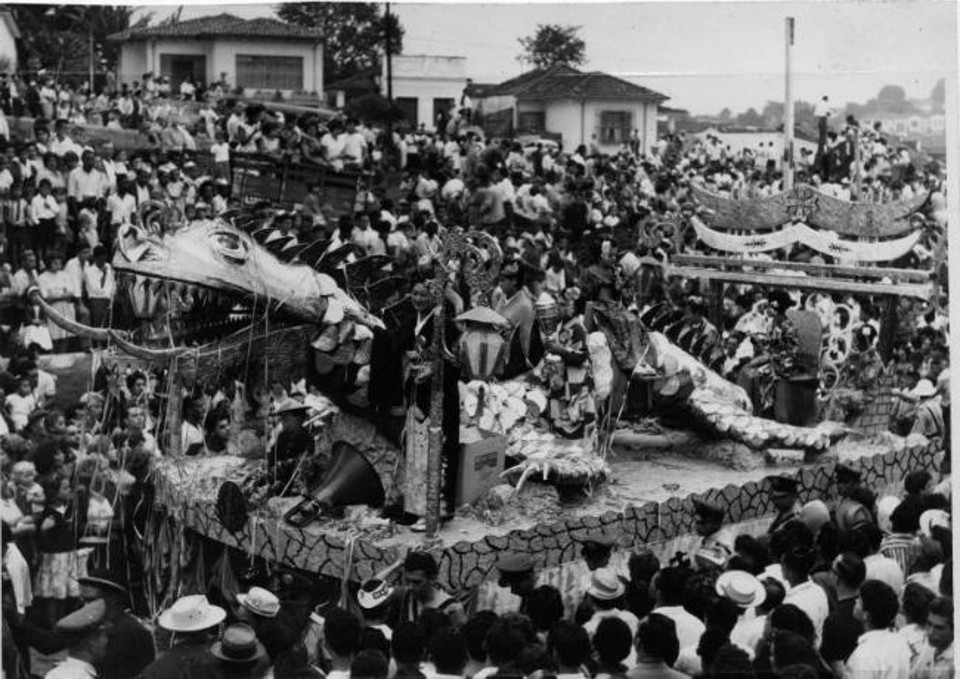 Desfile de carro alegórico em São Paulo, no ano de 1962, quando o samba já havia se espalhado pelo país a partir do rádio: estratégia getulista era enaltecer a brasilidade | Acervo UH/ Folhapress
