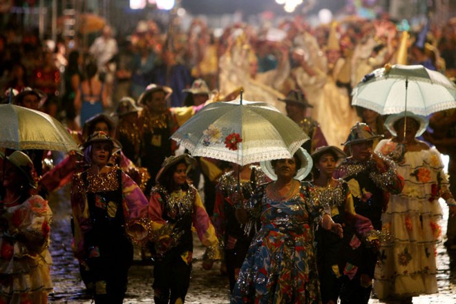 Blocos folclóricos desfilaram no segundo dia de folia em Antonina |