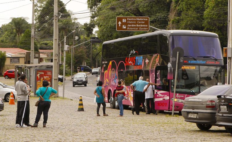 Ônibus de turismo na Ópera de Arame: um público diferente pode aproveitar o que Curitiba tem no Carnaval, segundo órgão de promoção do turismo | Hugo Harada/ Gazeta do Povo