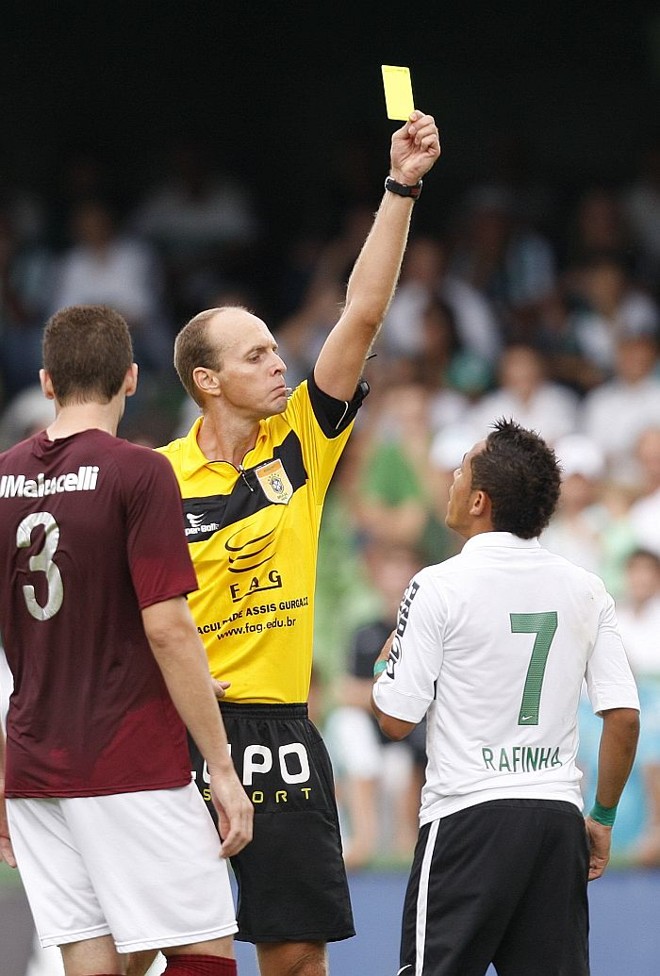 Rafinha leva cartão amarelo na partida contra o J.Malucelli |