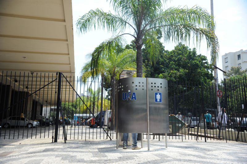 Quem passa consegue ver os pés do usuário | Tânia Rego/ ABr