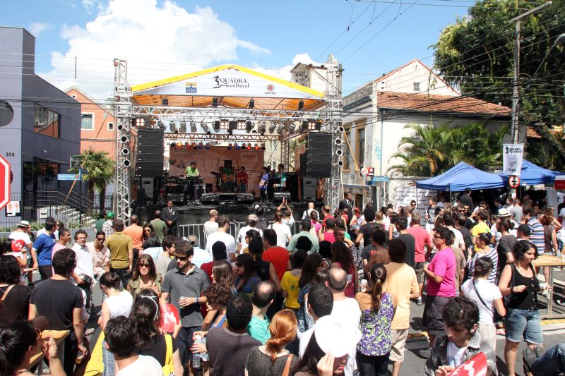 No dia 16 de fevereiro, cerca de 7 mil pessoas circularam pela Quadra Cultural: moradores reclamam do barulho e da sujeira | Walter Alves/Gazeta do Povo