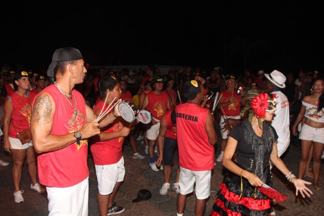 Bateria do bloco botou o público para dançar |