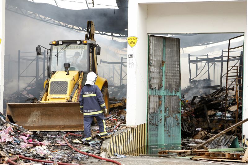 Um soldado do Corpo de Bombeiros teve ferimentos leves durante o trabalho de controle do incêndio no depósito das Livrarias Curitiba | Antônio More / Agência de Notícias Gazeta do Povo